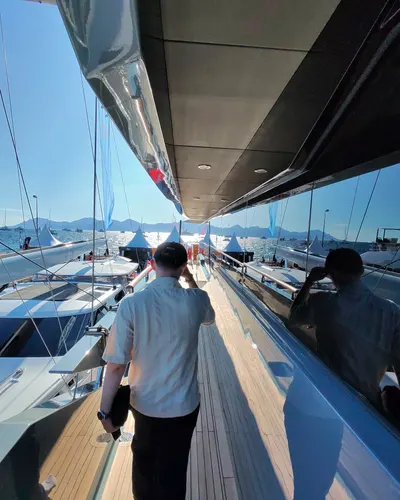 Un des fondateurs de Yacht Club Academy sur le pont d'un yacht au Cannes Yachting Festival